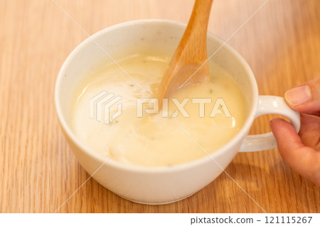 喝濃湯的女人的手 喝濃湯的女人的手 121115267