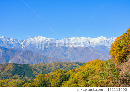[Hakuba three-stage autumn foliage] View of the Ushiro-Tateyama mountain range from the Shirasawa Pass Observatory [Shirasawa Cave] 121115490