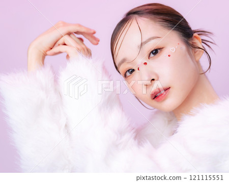 穿著毛皮大衣的女人的時尚形象化妝品美容護膚 121115551