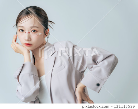 穿著夾克的女人的時尚形象化妝品美容護膚 穿著夾克的女人的時尚形象化妝品美容護膚 121115559