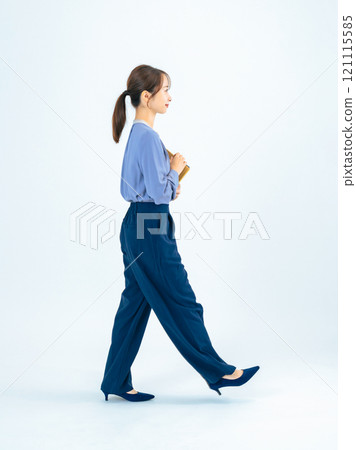 穿著休閒裝行走的女性商務人士的全身照片 穿著休閒裝行走的女性商務人士的全身照片 121115585