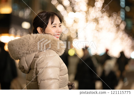 A smiling woman among the illuminations 121115775