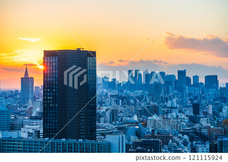 東京新宿摩天大樓的夜景 東京新宿摩天大樓的夜景 121115924