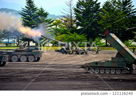中部/日本陸上自衛隊/富士學校紀念活動/砲擊和後勤支援中的155毫米榴彈砲/靜岡縣小山町(1) 121116240