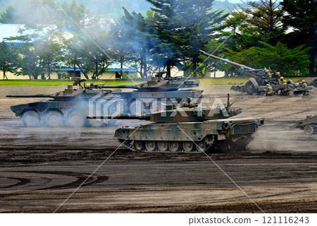 中部/日本陸上自衛隊/富士學校紀念活動/為保衛戰敗前線而出現的90式坦克/靜岡縣小山町（1） 121116243