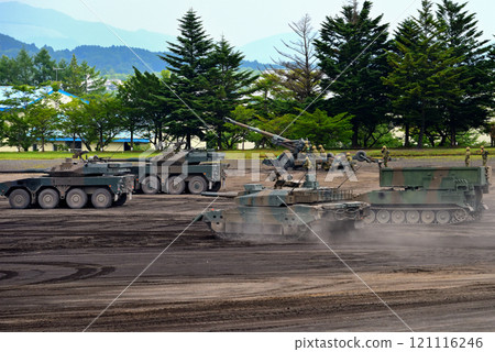 中部/日本陸上自衛隊/富士學校紀念活動/為保衛戰敗前線而出現的90式坦克/靜岡縣小山町（2） 121116246