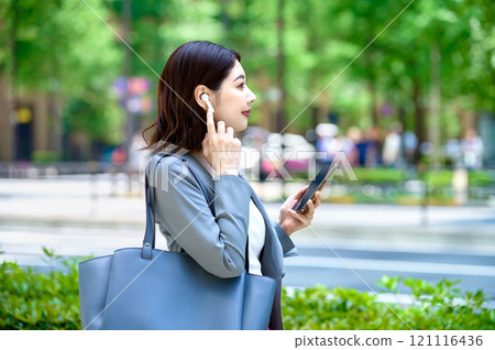 Stylish business woman commuting Stylish business woman commuting 121116436