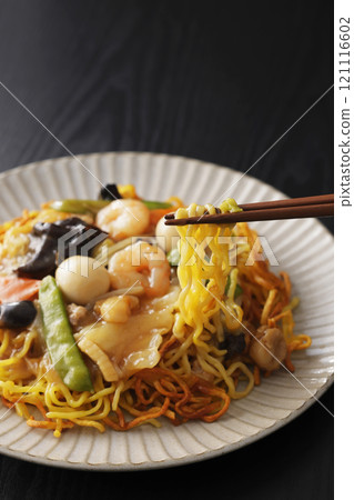 用筷子夾起麵條的安掛炒麵 121116602