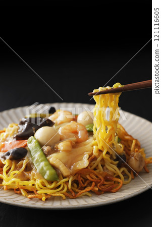 用筷子夾起麵條的安掛炒麵 121116605