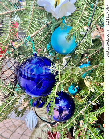 Decorated Christmas tree wreath 121117067