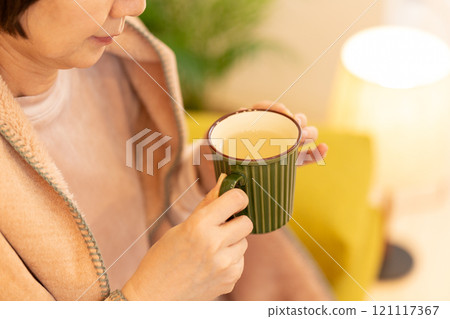 冬夜，中年婦女在客廳喝熱水 121117367