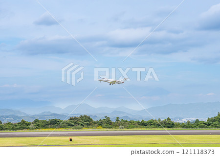 A plane taking off from Mt. Fuji Shizuoka Airport (Shizuoka Prefecture) A plane taking off from Mt. Fuji Shizuoka Airport (Shizuoka Prefecture) 121118373