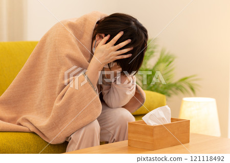 冬夜，中老年婦女在客廳發燒 121118492