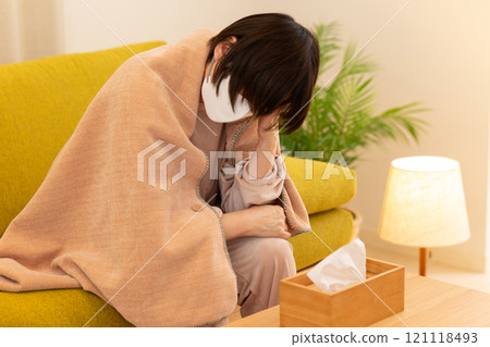 冬夜,中老年婦女在客廳發燒 冬夜,中老年婦女在客廳發燒 121118493