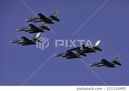 F-2 fighter jets flying in formation 121118495