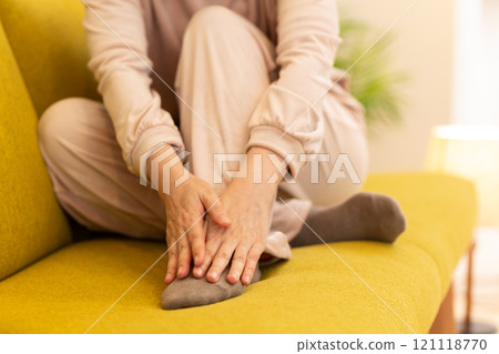 冬夜，中老年婦女在客廳腳冷 121118770