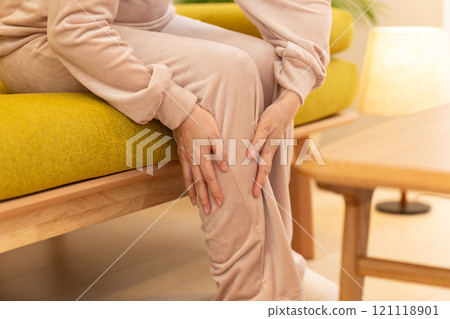 冬夜，中老年婦女在客廳腳冷 121118901