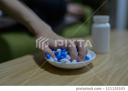 Overdose, OD image, woman taking a large amount of medicine, drug overdose, stress, depression, overtime, fatigue, overwork Overdose, OD image, woman taking a large amount of medicine, drug overdose, stress, depression, overtime, fatigue, overwork 121120103