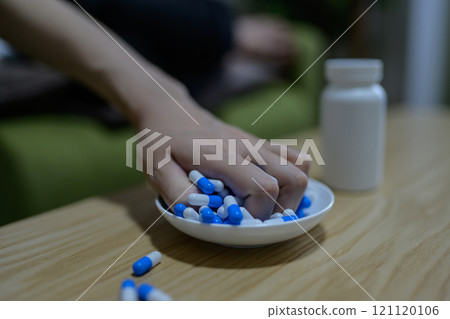 過量 OD 影像 女性接種大量藥物 藥物過量 壓力憂鬱 加班疲勞 過度勞累 121120106