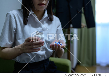 過量 OD 影像 女性接種大量藥物 藥物過量 壓力憂鬱 加班疲勞 過度勞累 121120162