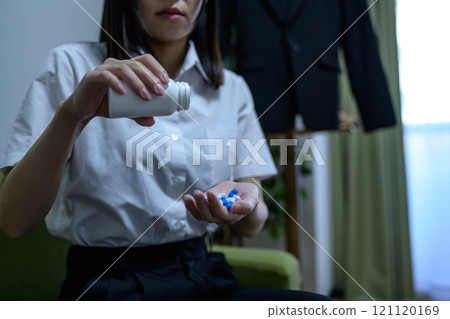 過量 OD 影像 女性接種大量藥物 藥物過量 壓力憂鬱 加班疲勞 過度勞累 過量 OD 影像 女性接種大量藥物 藥物過量 壓力憂鬱 加班疲勞 過度勞累 121120169