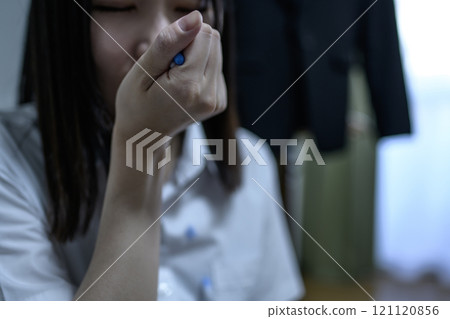 過量 OD 影像 女性接種大量藥物 藥物過量 壓力憂鬱 加班疲勞 過度勞累 121120856