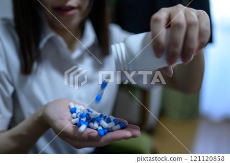 過量 OD 影像 女性接種大量藥物 藥物過量 壓力憂鬱 加班疲勞 過度勞累 121120858