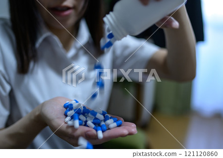 過量 OD 影像 女性接種大量藥物 藥物過量 壓力憂鬱 加班疲勞 過度勞累 121120860