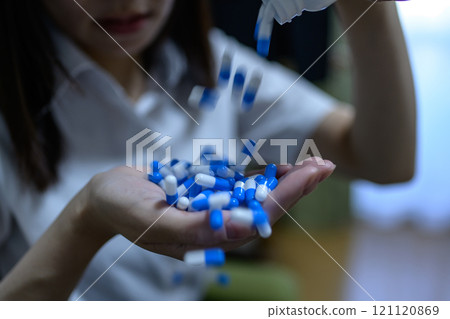 過量 OD 影像 女性接種大量藥物 藥物過量 壓力憂鬱 加班疲勞 過度勞累 過量 OD 影像 女性接種大量藥物 藥物過量 壓力憂鬱 加班疲勞 過度勞累 121120869