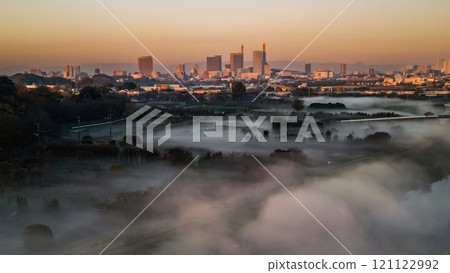 秋天，埼玉縣見沼稻田被晨霧籠罩的鳥瞰圖 121122992