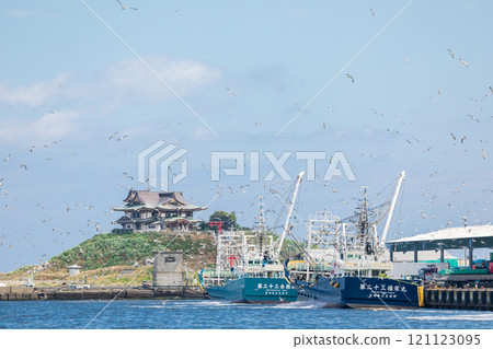 「青森縣」：黑尾鷗繁殖地蕪島、八戶市八戶第一魚市場漁港 121123095