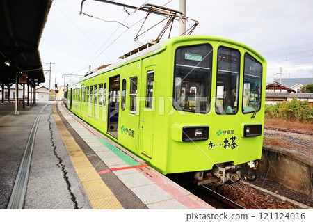 多賀線列車在近江鐵道高宮車站停靠 121124016