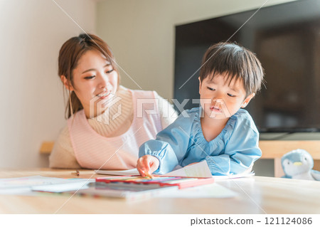 Nursery teachers, nursery teachers, and babysitters working at nurseries, kindergartens, daycare centers, and daycare centers who draw pictures Nursery teachers, nursery teachers, and babysitters working at nurseries, kindergartens, daycare centers, and daycare centers who draw pictures 121124086