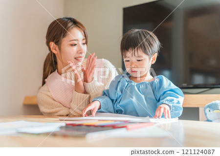 Nursery teachers, nursery teachers, and babysitters working at nurseries, kindergartens, daycare centers, and daycare centers who draw pictures Nursery teachers, nursery teachers, and babysitters working at nurseries, kindergartens, daycare centers, and daycare centers who draw pictures 121124087