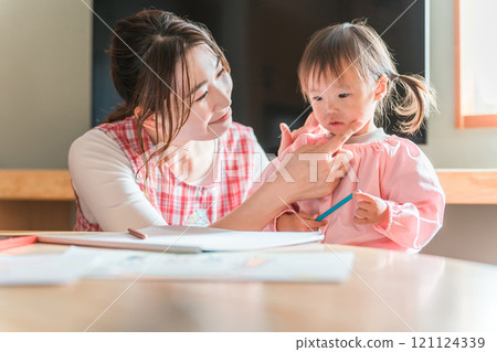 保育園/幼兒園/托兒所/保育員/在保育園工作的保姆 121124339
