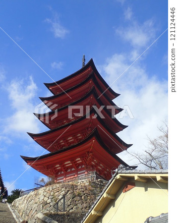 嚴島神社又稱嚴島神社，是位於廣島縣廿日市嚴島宮島的神社，有一座漂浮在海上的朱漆大鳥居和一座神社建築。 121124446