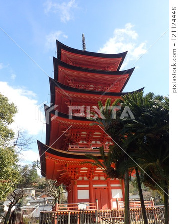 嚴島神社又稱嚴島神社，是位於廣島縣廿日市嚴島宮島的神社，有一座漂浮在海上的朱漆大鳥居和一座神社建築。 121124448