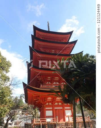 Itsukushima Shrine, also written as Itsukushima Shrine, is a shrine on Miyajima, Miyajima, in Hatsukaichi City, Hiroshima Prefecture, with a large vermilion torii gate and main building floating on the sea. 121124449