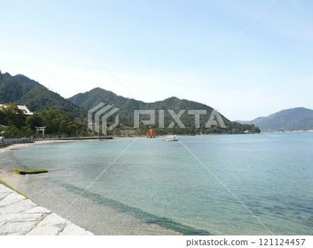 Itsukushima Shrine, also written as Itsukushima Shrine, is a shrine on Miyajima, Miyajima, in Hatsukaichi City, Hiroshima Prefecture, with a large vermilion torii gate and main building floating on the sea. Itsukushima Shrine, also written as Itsukushima Shrine, is a shrine on Miyajima, Miyajima, in Hatsukaichi City, Hiroshima Prefecture, with a large vermilion torii gate and main building floating on the sea. 121124457