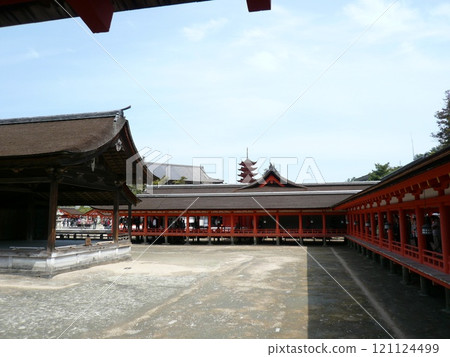 Itsukushima Shrine, also written as Itsukushima Shrine, is a shrine on Miyajima, Miyajima, in Hatsukaichi City, Hiroshima Prefecture, with a large vermilion torii gate and main building floating on the sea. 121124499