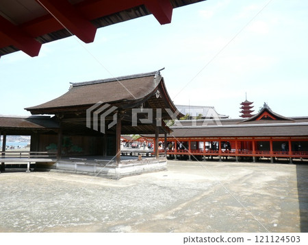 Itsukushima Shrine, also written as Itsukushima Shrine, is a shrine on Miyajima, Miyajima, in Hatsukaichi City, Hiroshima Prefecture, with a large vermilion torii gate and main building floating on the sea. Itsukushima Shrine, also written as Itsukushima Shrine, is a shrine on Miyajima, Miyajima, in Hatsukaichi City, Hiroshima Prefecture, with a large vermilion torii gate and main building floating on the sea. 121124503