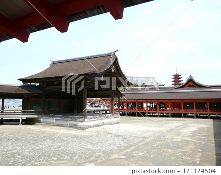 Itsukushima Shrine, also written as Itsukushima Shrine, is a shrine on Miyajima, Miyajima, in Hatsukaichi City, Hiroshima Prefecture, with a large vermilion torii gate and main building floating on the sea. Itsukushima Shrine, also written as Itsukushima Shrine, is a shrine on Miyajima, Miyajima, in Hatsukaichi City, Hiroshima Prefecture, with a large vermilion torii gate and main building floating on the sea. 121124504