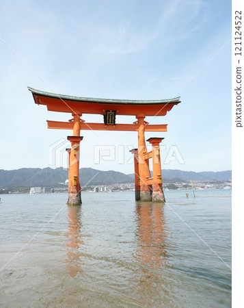 Itsukushima Shrine, also written as Itsukushima Shrine, is a shrine on Miyajima, Miyajima, in Hatsukaichi City, Hiroshima Prefecture, with a large vermilion torii gate and main building floating on the sea. 121124522