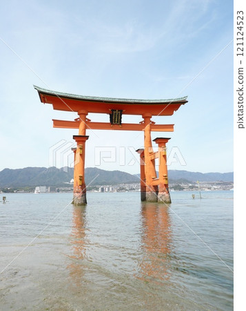 Itsukushima Shrine, also written as Itsukushima Shrine, is a shrine on Miyajima, Miyajima, in Hatsukaichi City, Hiroshima Prefecture, with a large vermilion torii gate and main building floating on the sea. Itsukushima Shrine, also written as Itsukushima Shrine, is a shrine on Miyajima, Miyajima, in Hatsukaichi City, Hiroshima Prefecture, with a large vermilion torii gate and main building floating on the sea. 121124523