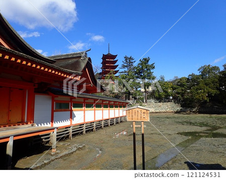 Itsukushima Shrine, also written as Itsukushima Shrine, is a shrine on Miyajima, Miyajima, in Hatsukaichi City, Hiroshima Prefecture, with a large vermilion torii gate and main building floating on the sea. Itsukushima Shrine, also written as Itsukushima Shrine, is a shrine on Miyajima, Miyajima, in Hatsukaichi City, Hiroshima Prefecture, with a large vermilion torii gate and main building floating on the sea. 121124531