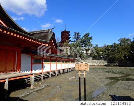 Itsukushima Shrine, also written as Itsukushima Shrine, is a shrine on Miyajima, Miyajima, in Hatsukaichi City, Hiroshima Prefecture, with a large vermilion torii gate and main building floating on the sea. Itsukushima Shrine, also written as Itsukushima Shrine, is a shrine on Miyajima, Miyajima, in Hatsukaichi City, Hiroshima Prefecture, with a large vermilion torii gate and main building floating on the sea. 121124532