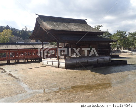 Itsukushima Shrine, also written as Itsukushima Shrine, is a shrine on Miyajima, Miyajima, in Hatsukaichi City, Hiroshima Prefecture, with a large vermilion torii gate and main building floating on the sea. Itsukushima Shrine, also written as Itsukushima Shrine, is a shrine on Miyajima, Miyajima, in Hatsukaichi City, Hiroshima Prefecture, with a large vermilion torii gate and main building floating on the sea. 121124542