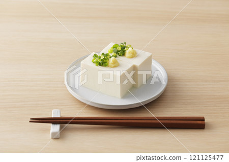 Cold silken tofu topped with spring onions and ginger 121125477