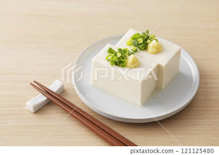Cold silken tofu topped with spring onions and ginger 121125480
