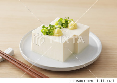 Cold silken tofu topped with spring onions and ginger 121125481